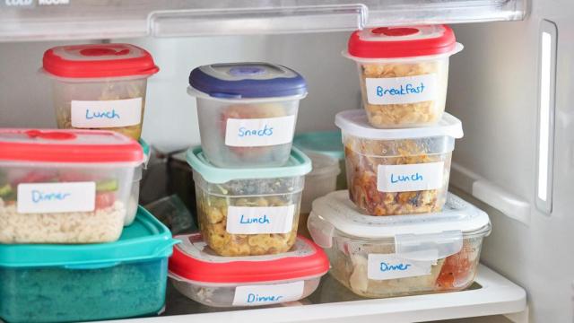 Recipientes con comidas preparadas dentro de una nevera.