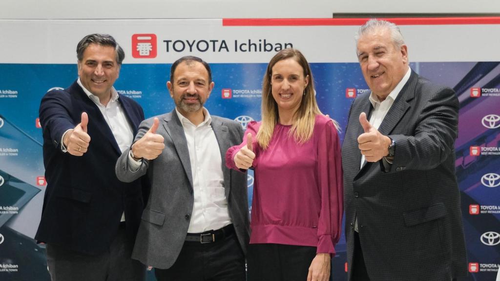 Directivos de Toyota posan con Jose Ramón Ferreiro (derecha) y su hija Adriana en la entrega del premio Ichiban