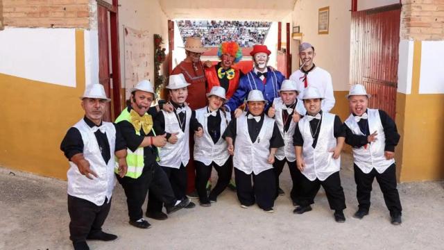 La compañía 'Diversiones en el Ruedo', durante una de sus actuaciones, en una imagen de archivo.