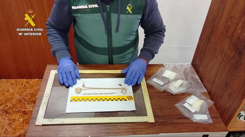 La Guardia Civil, con parte del botín sustraído por los ladrones.
