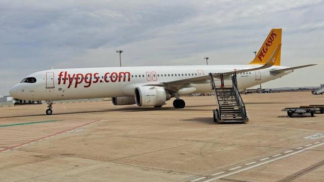 El A-320 de Pegasus procedente de Estambul, en la pistas del aeropuerto de Sevilla.