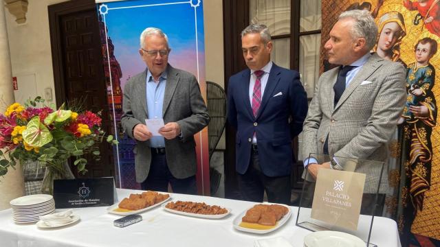 Manuel Cornax, presidente la Asociación de Hoteles de Sevilla y Provincia; Manuel García Preciados, hermano mayor de la Hermandad de Nuestra Señora de la Antigua y San Antonio de Padua; Juan José Domínguez, director de Turismo del Ayuntamiento de Sevilla