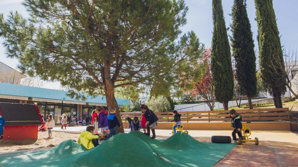 Patio exterior de un colegio de educación Infantil y Primaria.