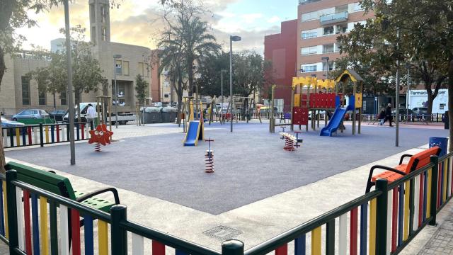 Reparación de Juan Roig en la plaza Xúquer de Paiporta. EE