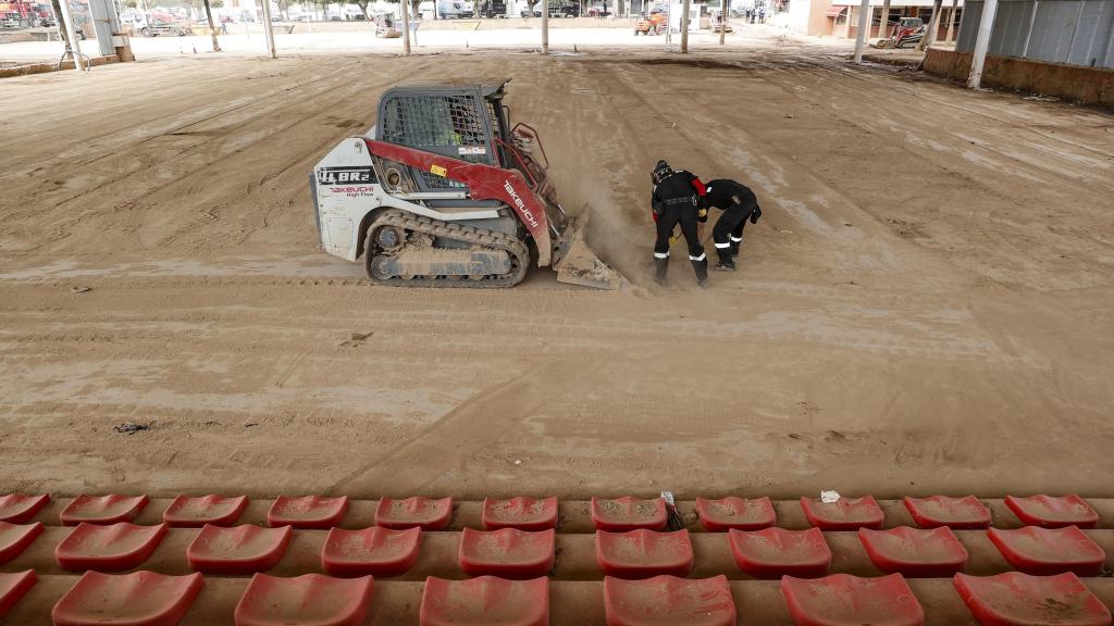 Varios miembros de la UME trabajan en la limpieza y acondicionamiento del polideportivo de Paiporta (Valencia), afectado por la dana. Efe / Manuel Bruque