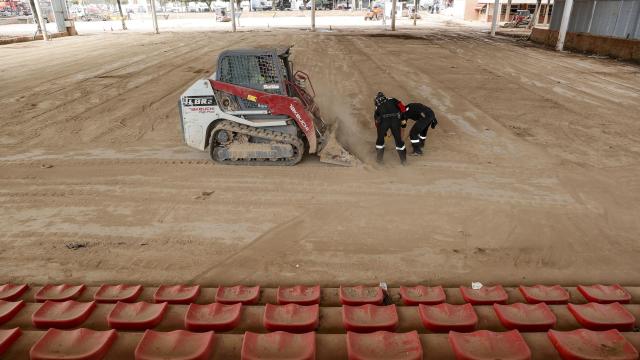Varios miembros de la UME trabajan en la limpieza y acondicionamiento del polideportivo de Paiporta (Valencia), afectado por la dana. Efe / Manuel Bruque