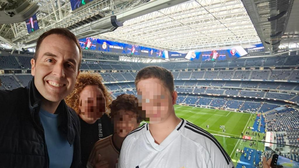 Juanjo Conesa, posa sonriente junto a su esposa y sus dos hijos en el estadio del Real Madrid.