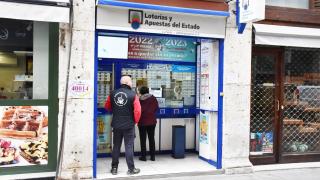 Gente en la Administración de Loterías ‘La Siete de la Suerte’ de Valladolid.