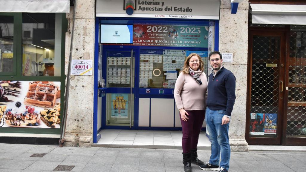 Esther y Álvaro frente a la administración de lotería.