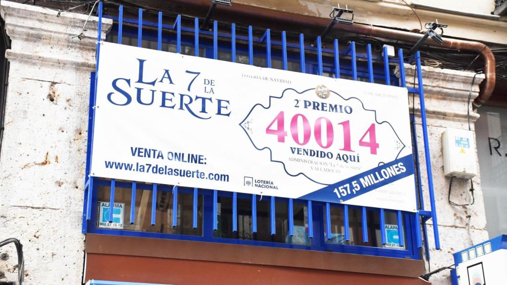 El cartel con el segundo premio de la Lotería de Navidad en la administración.