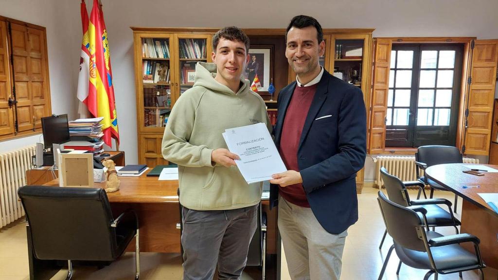 Mario Anta con David Esteban en la formalización de la adjudicación