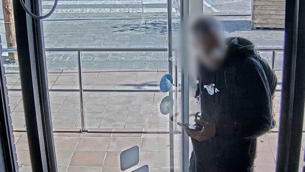 Uno de los atracadores entra en la sucursal bancaria