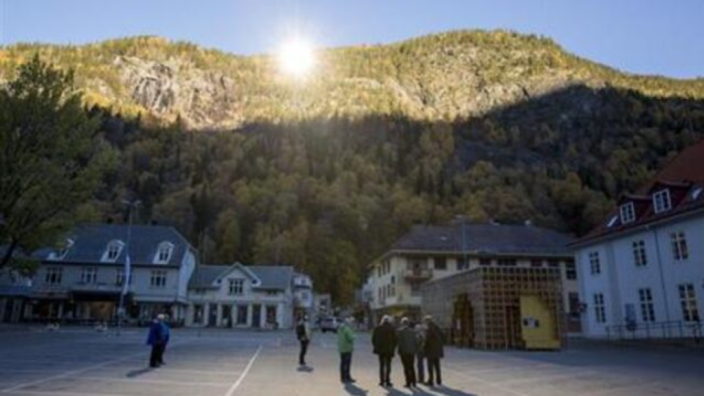 El juego de espejos de Rjukan consigue que el sol llegue unas horas en innvierno.