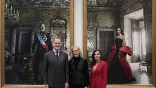 Los reyes Felipe y Letizia posan frente a los retratos que les hizo Annie Leibovitz en 2024.