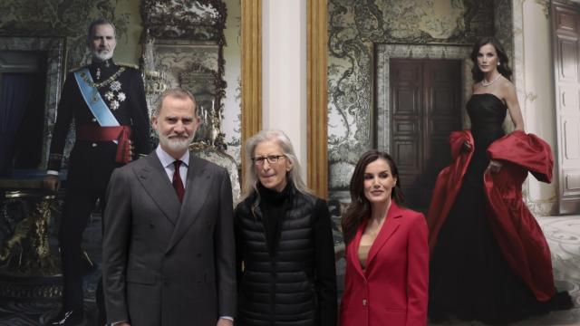 Felipe y Letizia, en su visita a la exposición 'La tiranía de Cronos' en el Banco de España, donde se pueden visitar las fotografías que les realizó Annie Leibovitz el 7 de febrero de 2024.