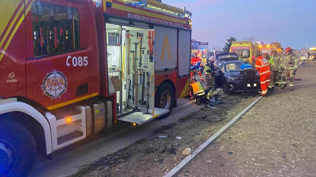 Los Bomberos y la Policía en el lugar del accidente