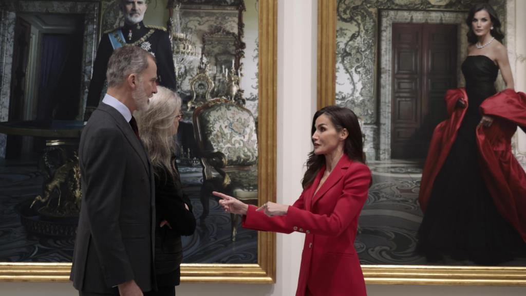 Letizia charla con el Rey y con Annie Leibovitz en un momento de la visita.