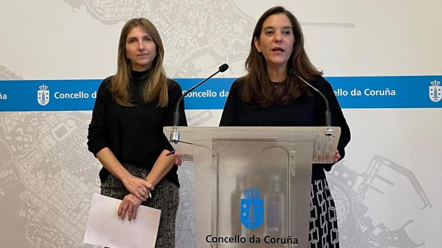 La alcaldesa Inés Rey y la concejala de Benestar Social, Participación e Igualdade, Nereida Canosa