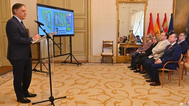 El alcalde de Salamanca, Carlos García Carbayo, presenta la nueva plaza de Vistahermosa