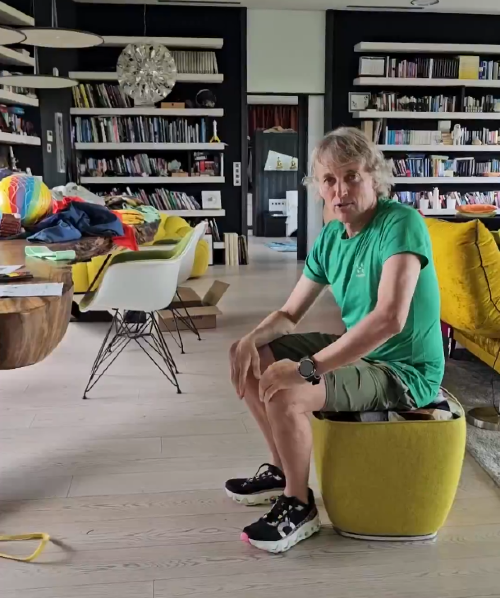 Jesús Calleja en el salón de su casa