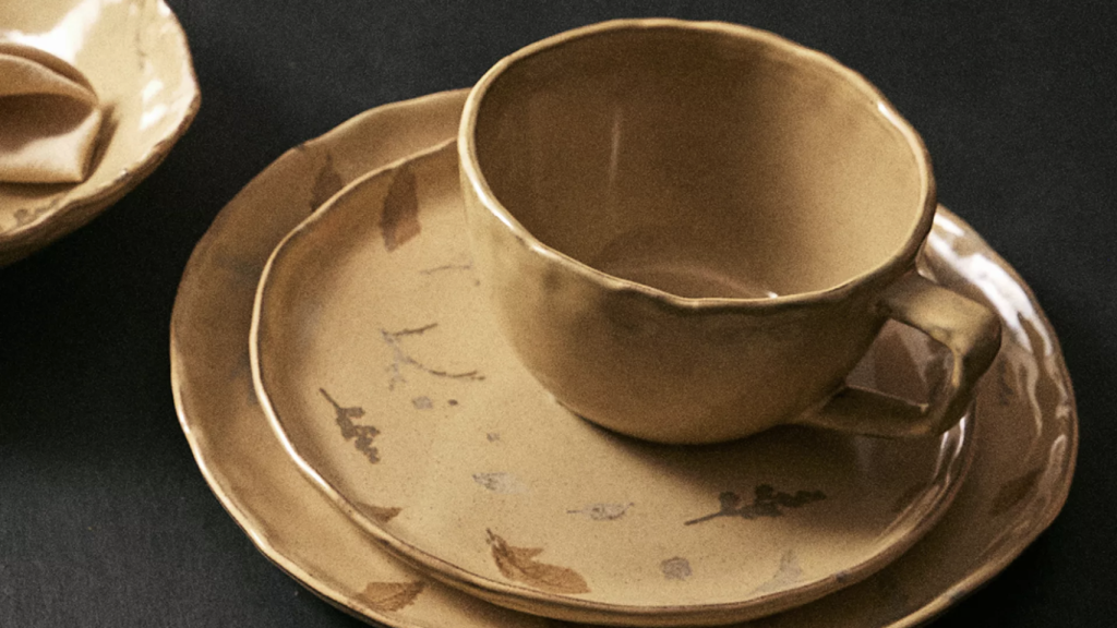 Vajilla gres estampado de hojas.