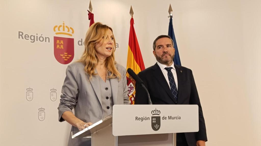 La consejera de Empresa de la Región de Murcia, María Isabel López, anuncia las medidas del Comité de Aranceles junto al presidente de Croem, Miguel López.