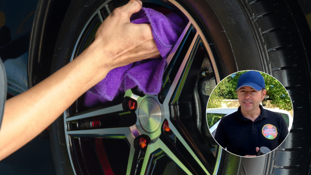 Limpieza de un neumático de coche.