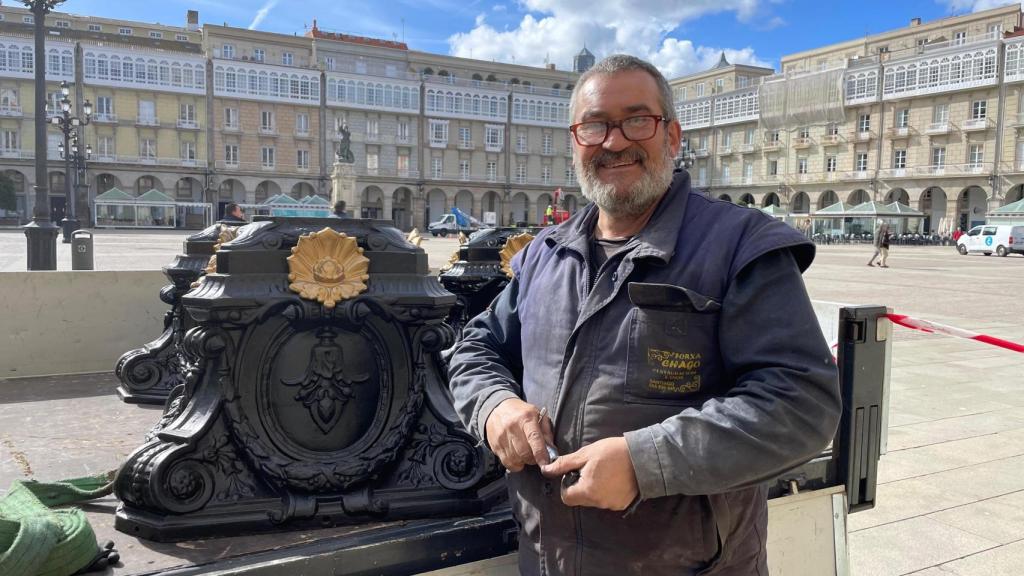Chago, herrero encargado de la restauración de las farolas de María Pita.