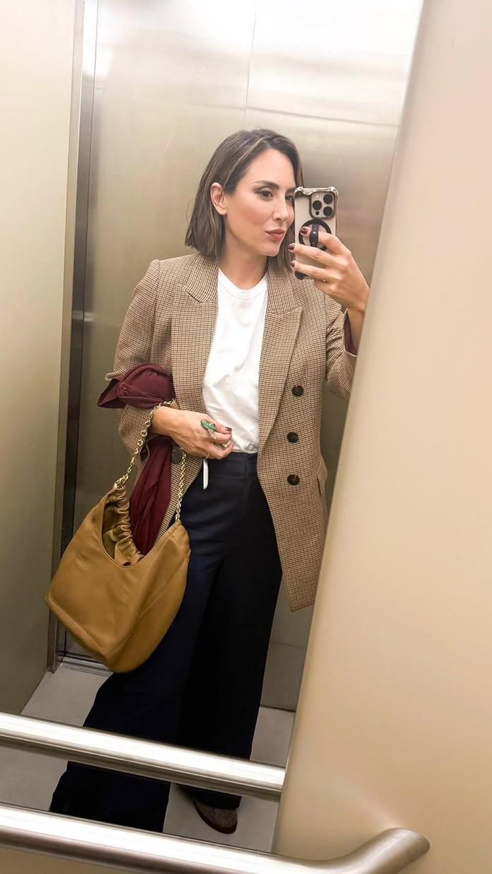 Tamara Falcó, con look ejecutivo y bolso de Loewe.