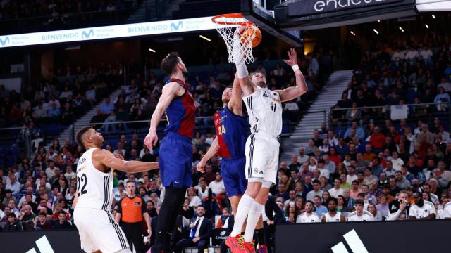 Joel Parra y Mario Hezonja pugnan por el balón en el último Clásico.