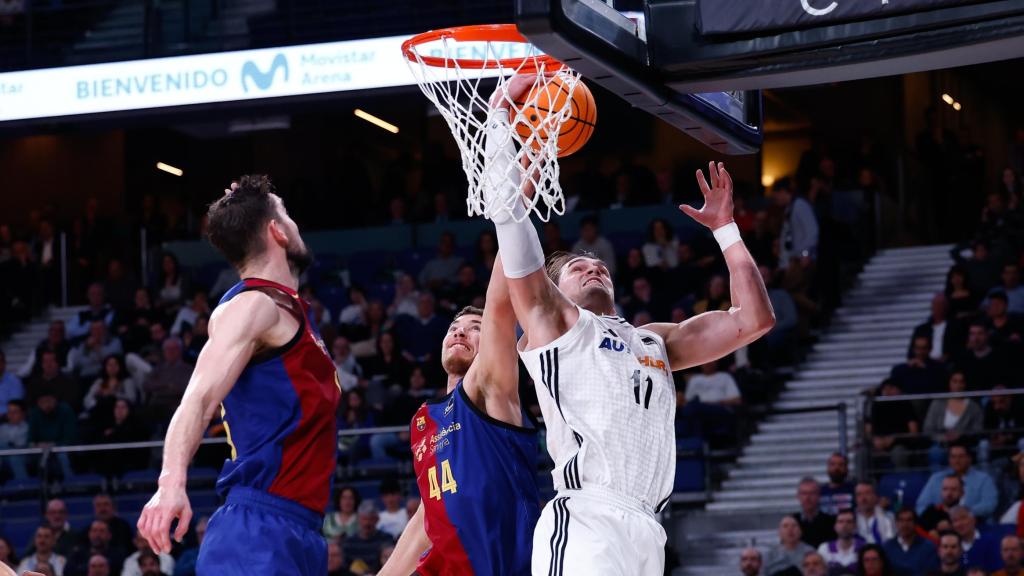 Joel Parra y Mario Hezonja pugnan por el balón en el último Clásico.