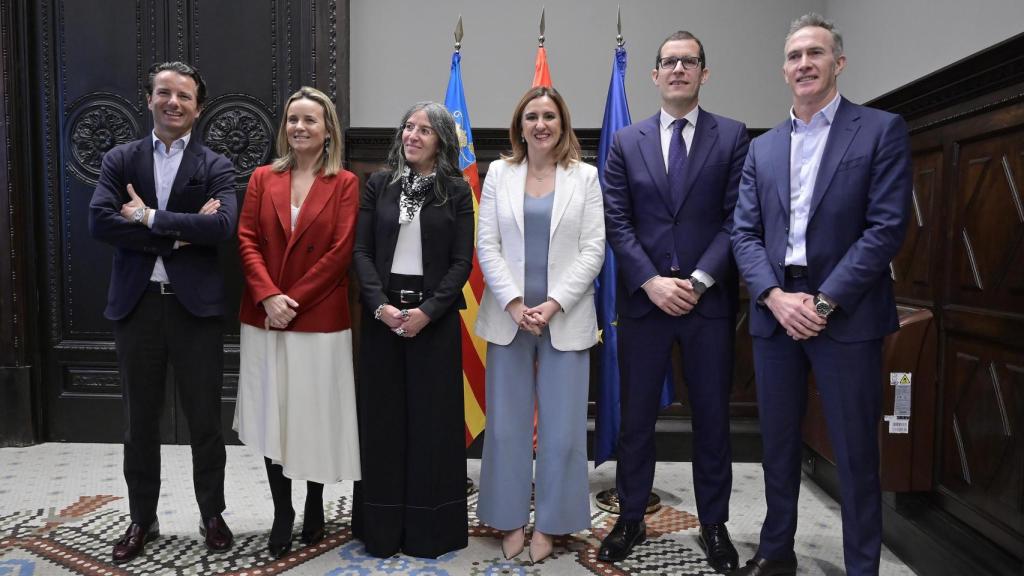 La alcaldesa de Valencia con representantes de la tecnológica IBM, con nueva sede en la ciudad. EE