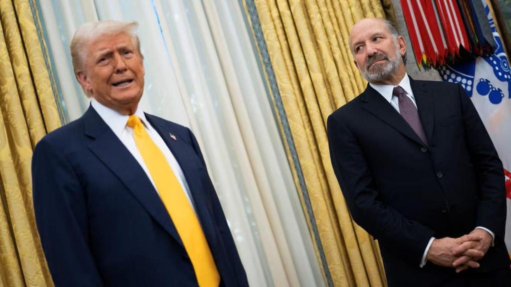 El presidente de Estados Unidos, Donald Trump, habla junto a Howard Lutnick.