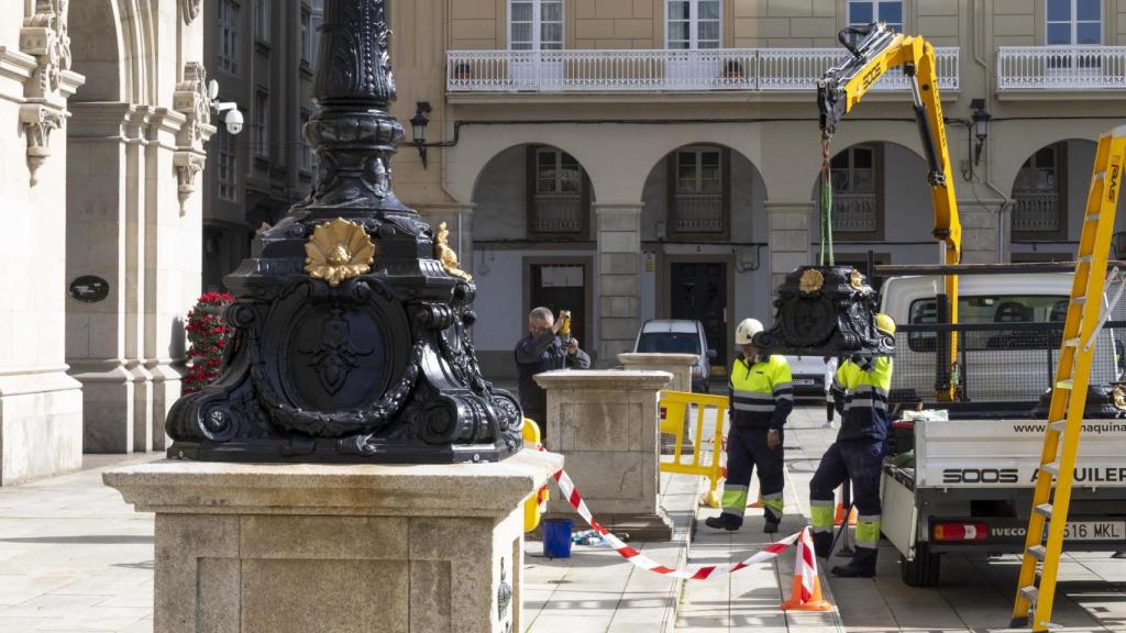 La recolocación de las farolas de María Pita hoy.