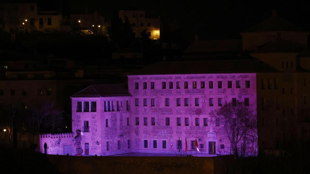 Las Cortes de Castilla-La Mancha iluminadas de morado.