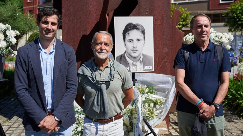 Jorge Mota (c) en un homenaje a Miguel Ángel Blanco.