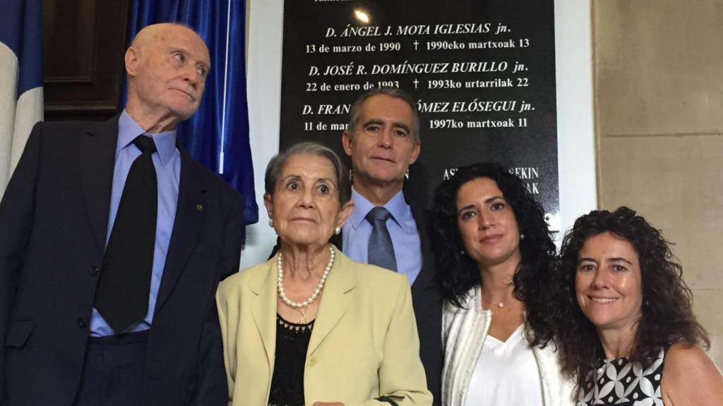 Jorge Mota (c) junto a sus padres y sus hermanas en la prisión de Martutene, donde se colocó una placa en homenaje a los funcionarios asesinados por ETA.