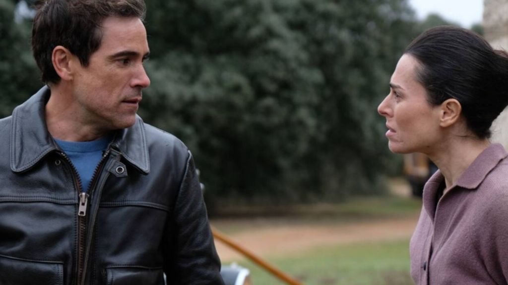 Los actores Unax Ugalde y Begoña Maestre, en la primera temporada de 'Entre Tierras'.