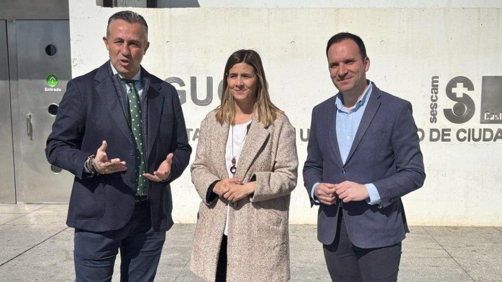 Representantes del PP junto al Hospital General Universitario de Ciudad Real.