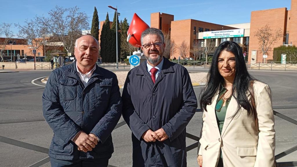 Moreno, en el centro, en el exterior del hospital de Alcázar de San Juan.