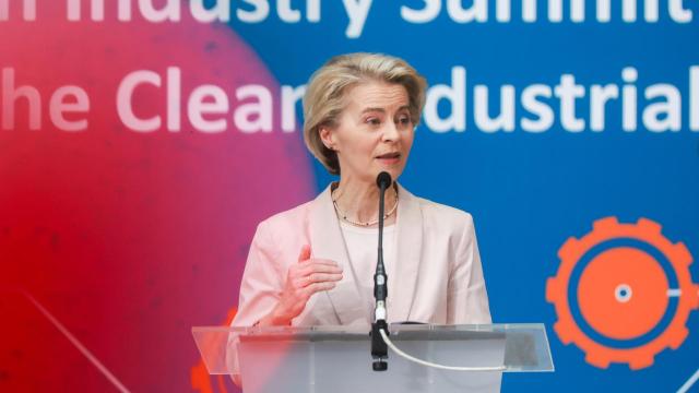 Ursula von der Leyen durante su discurso en la  Cumbre de la Industria Europea celebrada en Antwerp, Bélgica.