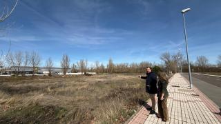 El alcalde, David Mingo, y la concejala Marta Labrado en la parcela en la que se construirá la promoción de vivienda joven