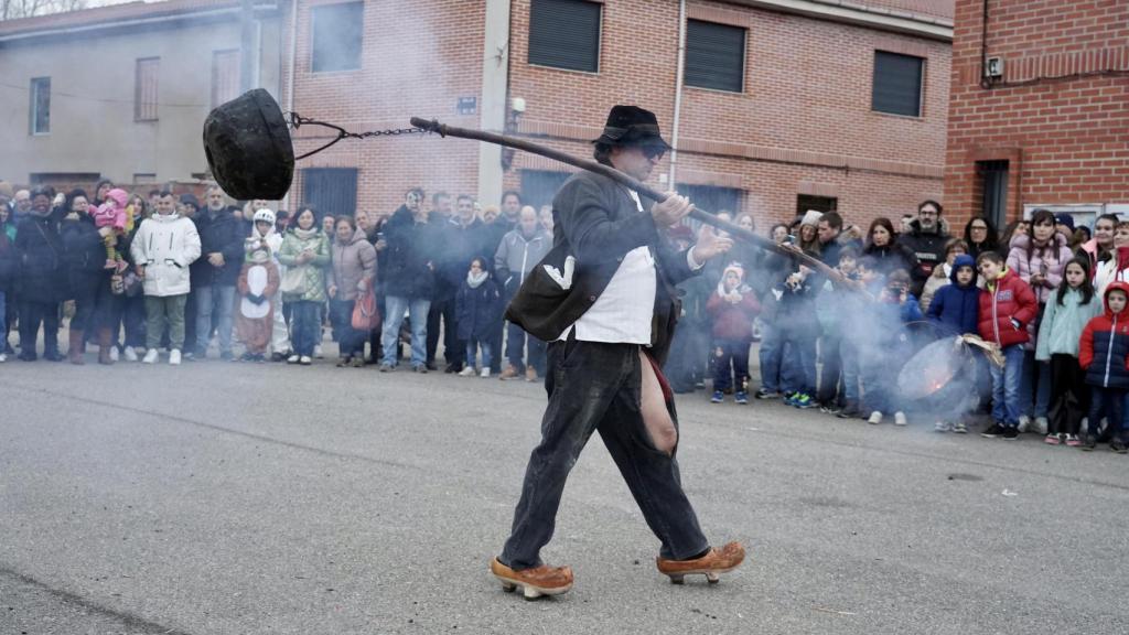 El inciensador del Carnaval de Velilla de la Reina (León)