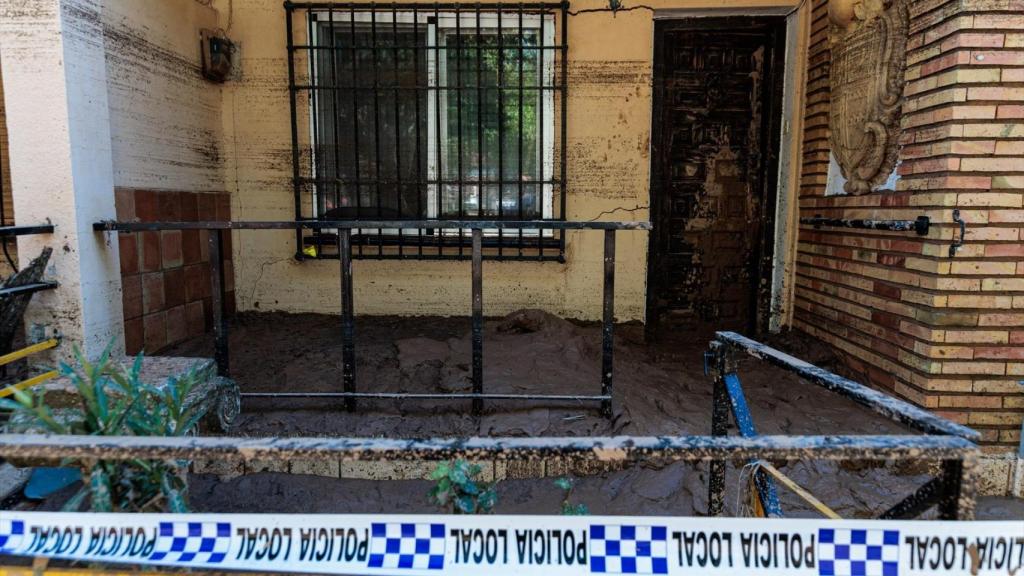 Foto de la entrada a una vivienda destrozada por la riada durante de la dana. Rober Solsona / Europa Press