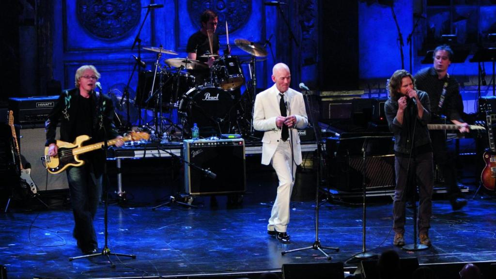 Miembros de la banda REM en uno de sus últimos conciertos. Foto cedida por la editorial Contra