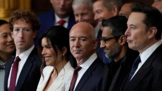 Jeff Bezos, durante la toma de posesión de Trump, acompañado de otros magnates.