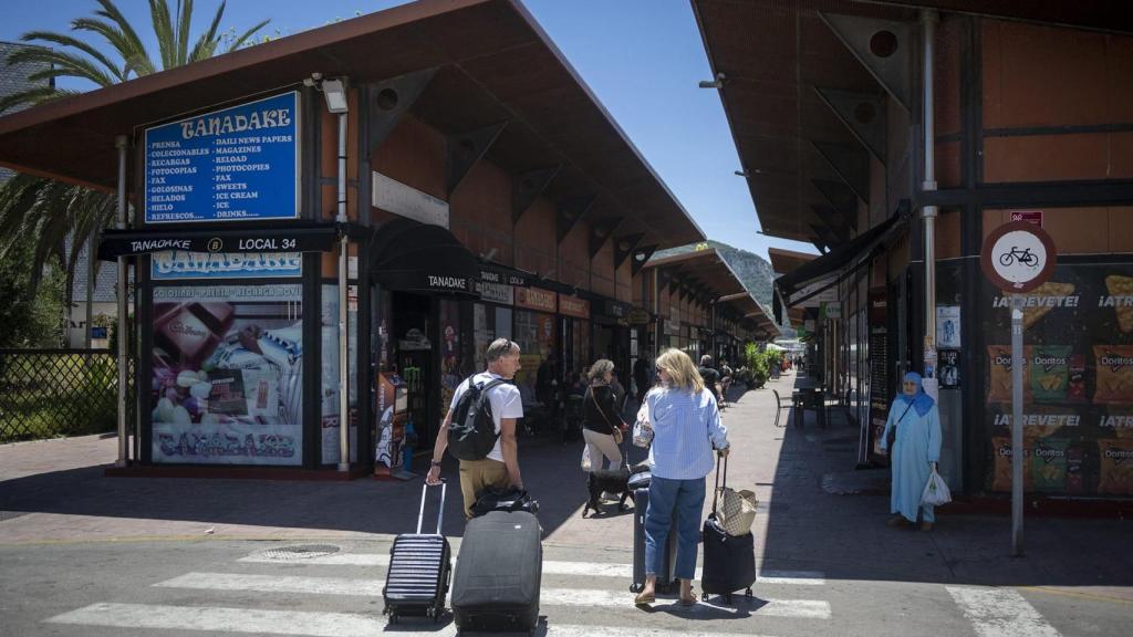 Una pareja de ingleses, en las cercanías de la frontera de España para acceder a Gibraltar.