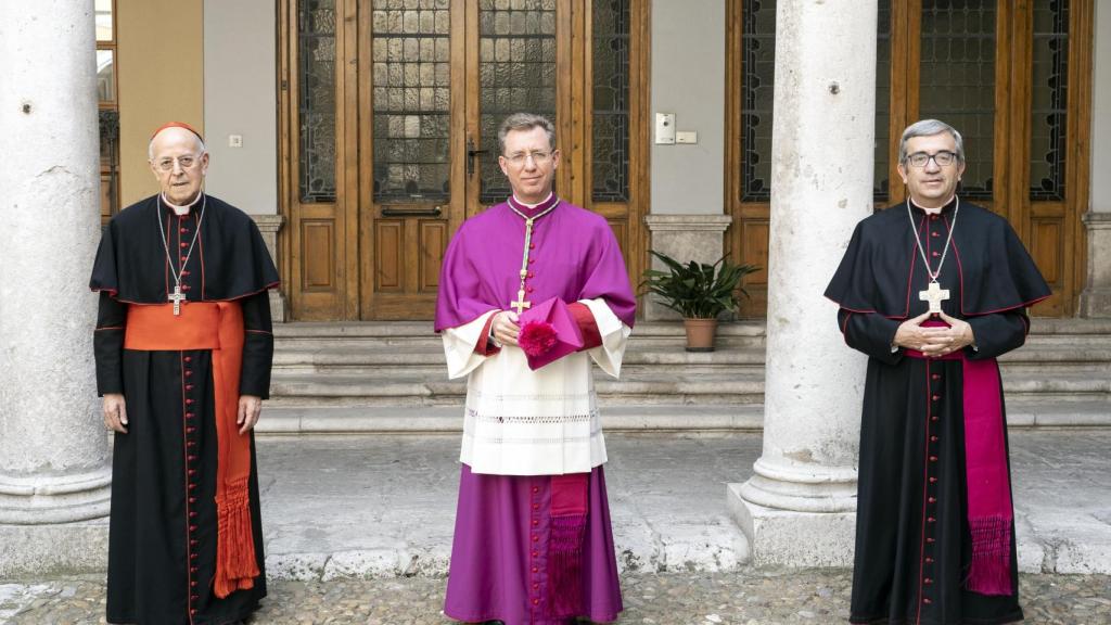 Aurelio García Macías, junto a Ricardo Blázquez y Luis Argüello en el día de su ordenación episcopal