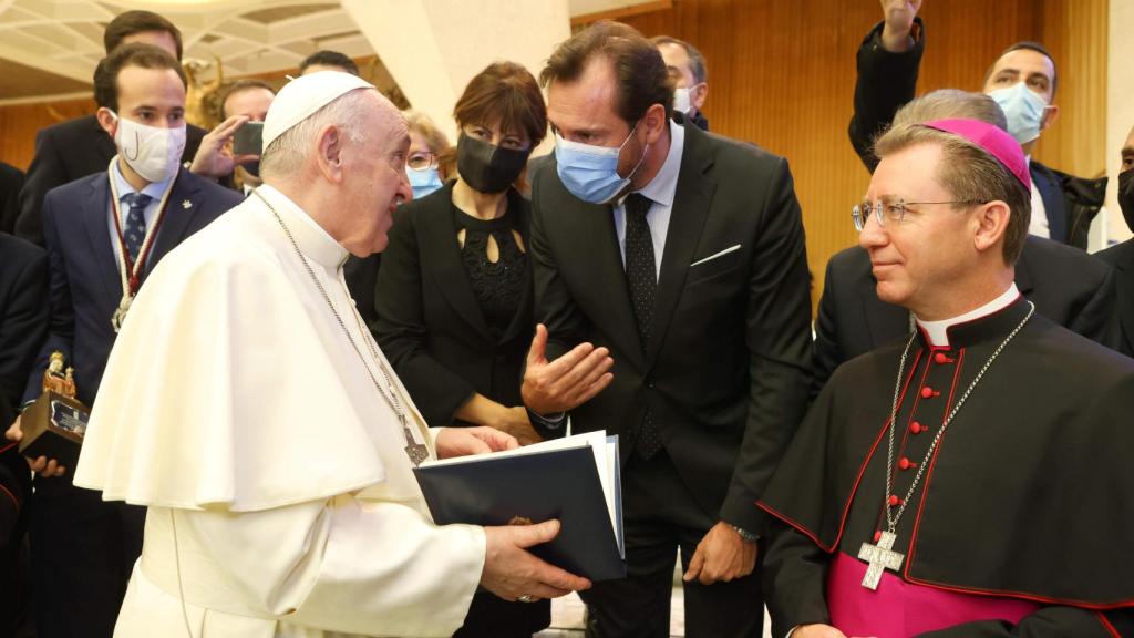 Monseñor Aurelio García (dcha.) y otros representantes de la delegación que presento la Semana Santa de Valladolid al Papa Francisco en 2022
