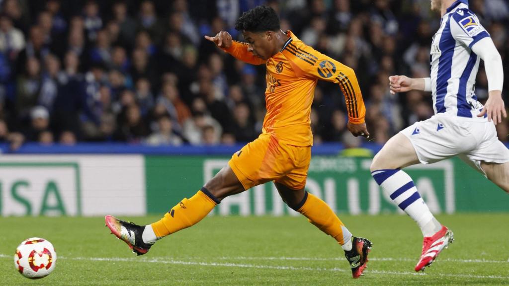 Momento en el que Endrick define para marcar.